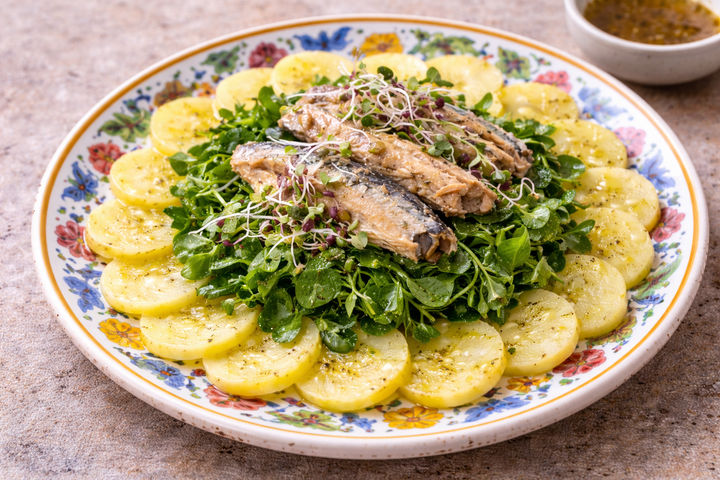 Makrelenfilets auf Kartoffel-Carpaccio mit Brunnenkresse