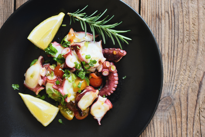Pulpo-Salat mit Tintenfischstücken in Olivenöl