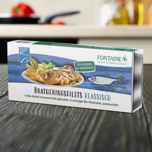 Eine Dose Bratheringsfilets auf dem Tisch