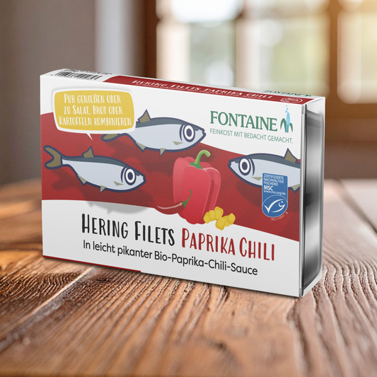 Eine Dose Hering Paprika Chili auf dem Tisch