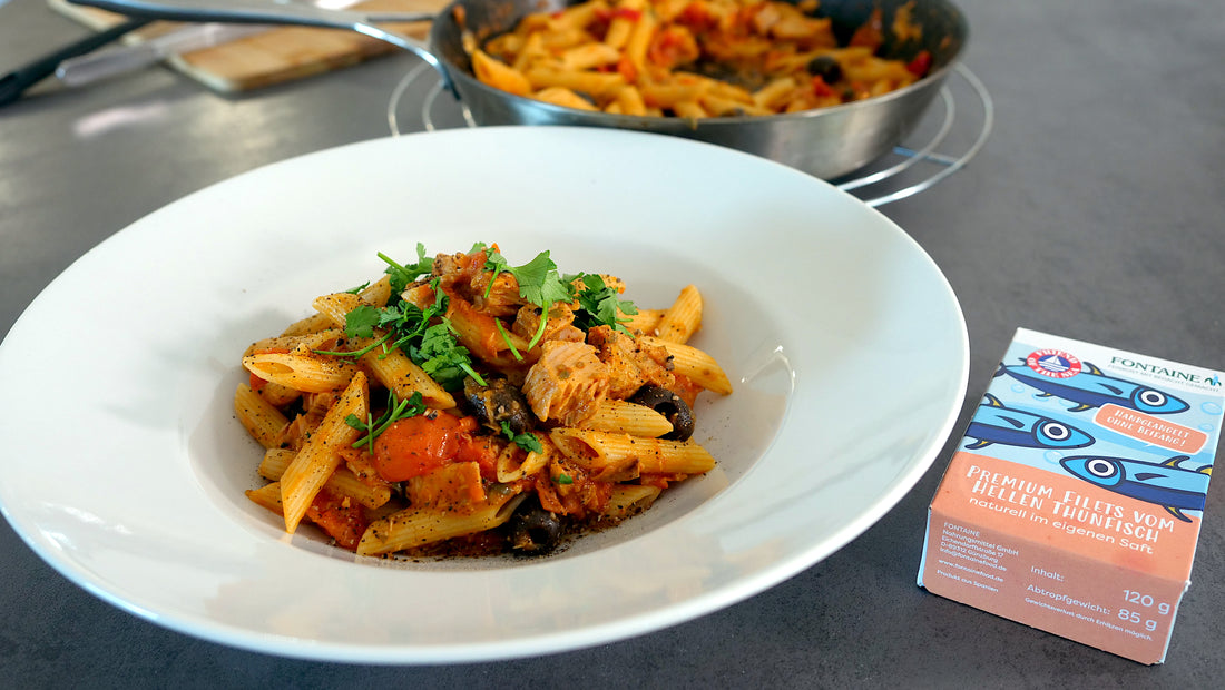 Penne mit Thunfisch-Tomaten-Oliven-Sauce